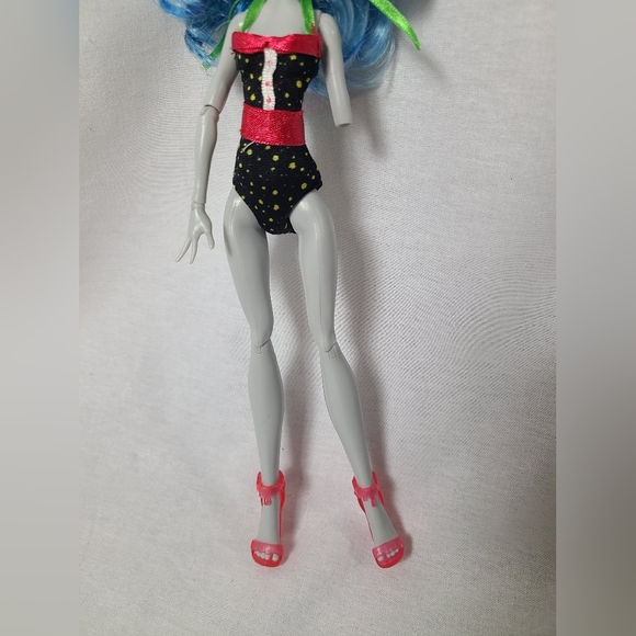 Monster High Doll Ghoulia Yelps Skull Shores (missing hand and forearm) 2012 - Picture 4 of 5